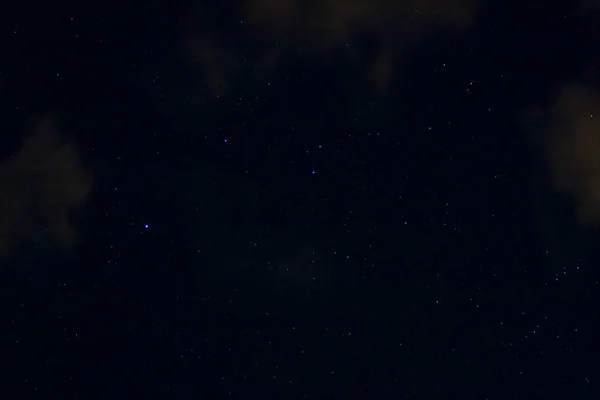 Низький кут пострілу неба, наповнений зірками в нічний час — стокове фото
