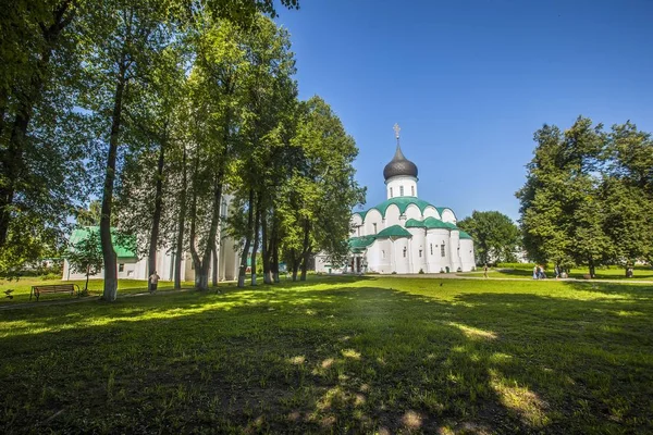 Beautiful shot of monastery near trees under a blue sky in the city of Alexandrov at Russia — Stock Photo, Image