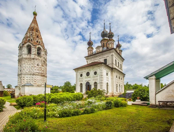 Horizontal shot of an Orthodox Christian temple and a tower in Yuryev-Polsky, Russia — Stock Photo, Image