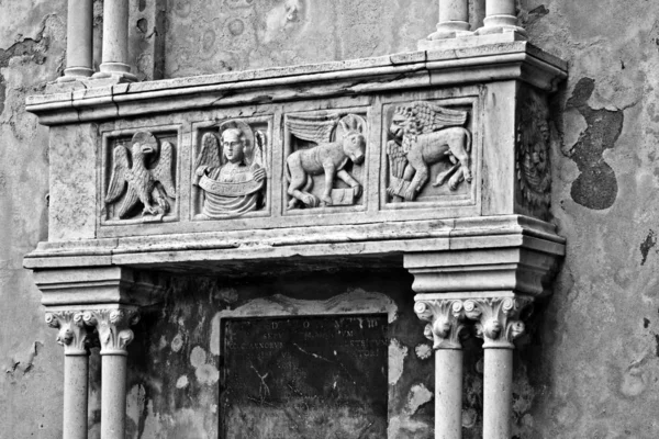 Close shot of an old building wall with sculptings in black and white — Stock Photo, Image