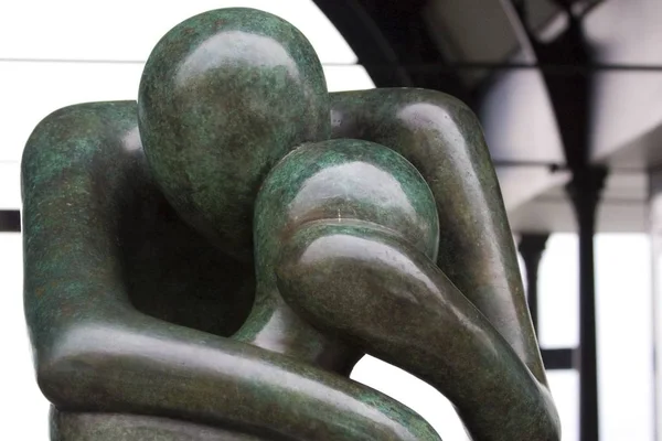 Close-up tiro de uma estátua com um fundo borrado — Fotografia de Stock