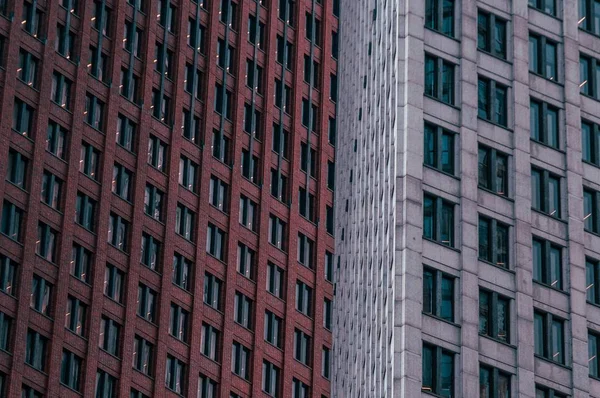 Amplio plano de edificios altos marrones y grises — Foto de Stock