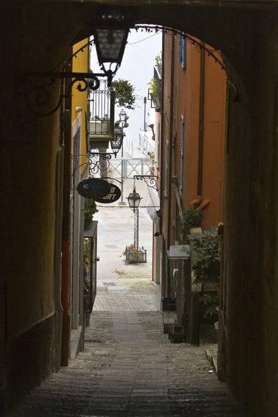 Vertical shot of a pathway in the middle of the buildings — Stock Photo, Image