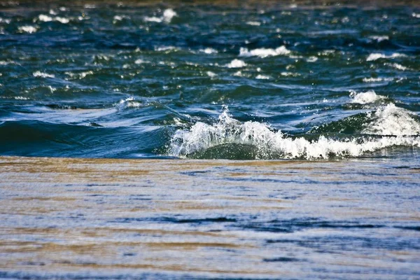 Primer plano de las olas del mar durante el día —  Fotos de Stock