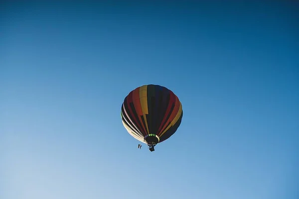 一个美丽的低角度拍摄的彩色热气球在晴朗的蓝天中漂浮 — 图库照片