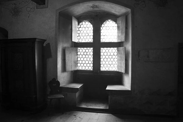 Hermosa foto de una ventana con persianas de madera y un lugar para sentarse en blanco y negro —  Fotos de Stock