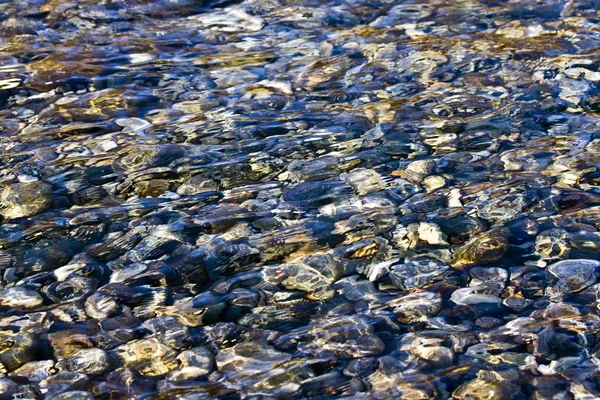 Hermosa toma de rocas en el mar de agua limpia durante el día — Foto de Stock