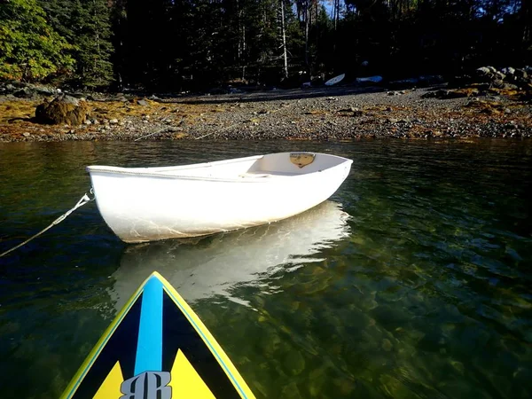 Cerca de un bote de remos vacío en el agua cerca de la orilla en Northwest Harbor, Deer Isle — Foto de Stock