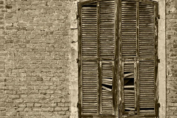 Cerrar plano de una casa de ladrillo con un marco de ventana de madera roto —  Fotos de Stock