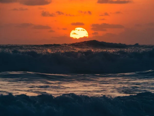 Amplio plano de olas marinas con el fondo de la puesta de sol en la noche — Foto de Stock