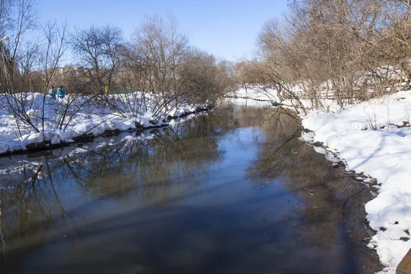 Krajina na řece Yauza v Moskvě, Rusko, v zimě se zemí pokrytou sněhem — Stock fotografie