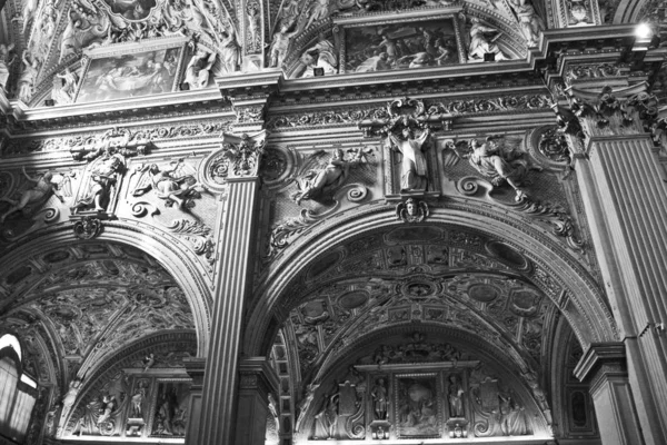Plan à angle bas des portes de type voûté avec sculpture religieuse en noir et blanc — Photo