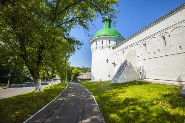 Чудовий постріл з монастиря біля тротуару і дерев у Росії. — стокове фото