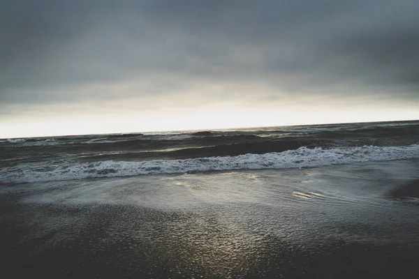 Piękne szerokie ujęcie fal morskich rozbijających się na piaszczystym brzegu — Zdjęcie stockowe