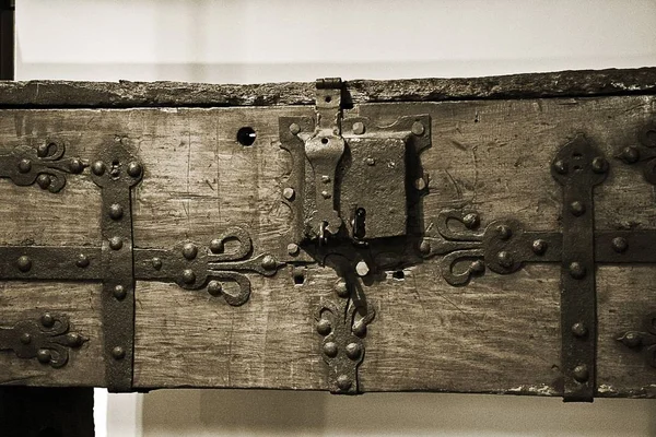 Zdjęcia z bliska starego metalowego zamka na drewnianych drzwiach — Zdjęcie stockowe