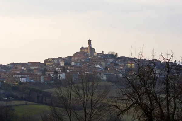 Bel colpo di edifici della città sulla collina con un cielo bianco sullo sfondo — Foto Stock