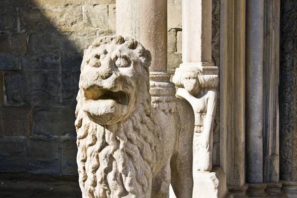 Blízký záběr na sloup se sochou lva ve dne — Stock fotografie