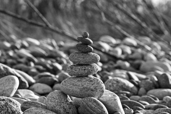 Primer plano de rocas el uno sobre el otro con fondo borroso en blanco y negro — Foto de Stock