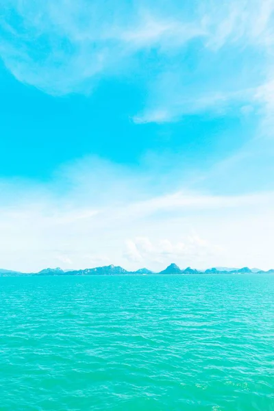 Verticale opname van de zee onder een blauwe lucht overdag — Stockfoto