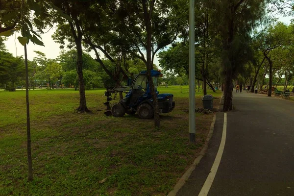 在公园里靠近树木的草场上的一部重型机器的近照 — 图库照片