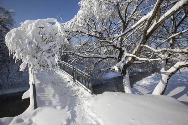 Οριζόντια λήψη γέφυρας καλυμμένης με χιόνι πάνω από ποτάμι κατά τη διάρκεια του χειμώνα στη Μόσχα, Ρωσία — Φωτογραφία Αρχείου