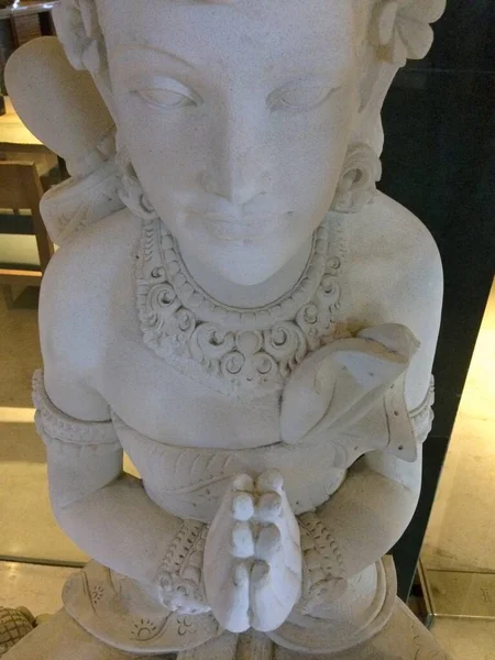 Close-up tiro de uma estátua pessoa orando feito de pedra branca — Fotografia de Stock