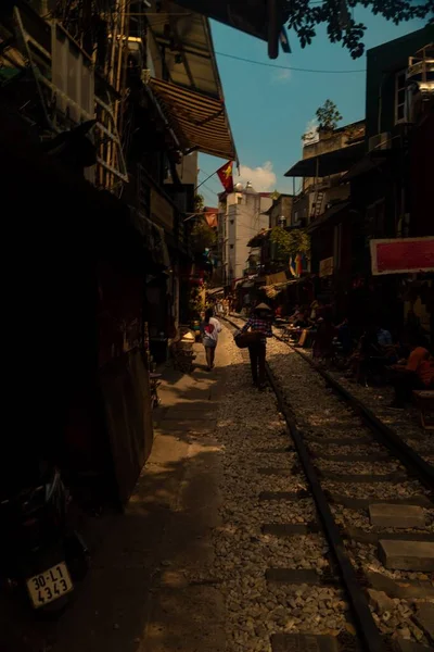 Caminhando sobre os trilhos em Hanói (Vietnã ) — Fotografia de Stock