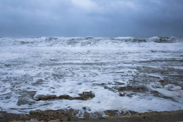 马耳他、地中海的波涛汹涌 — 图库照片