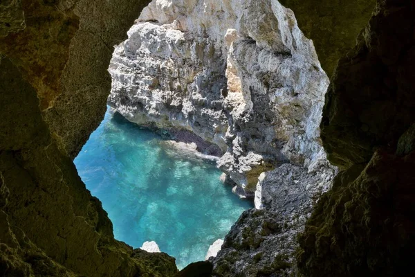 Hermosa toma de una grieta en una cueva rocosa en el mar —  Fotos de Stock