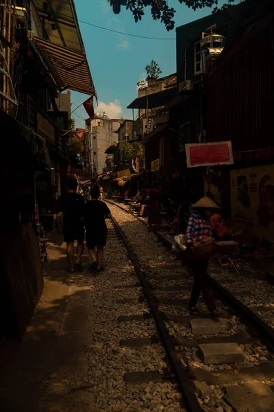 Caminhando sobre os trilhos em Hanói (Vietnã ) — Fotografia de Stock