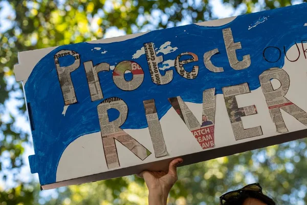 Opname van een poster voor protesten tegen de klimaatverandering met de tekst: "protest tegen onze rivier" in Londen — Stockfoto