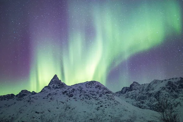 Colpo orizzontale di bella montagna ghiacciaio con aurora boreale — Foto Stock