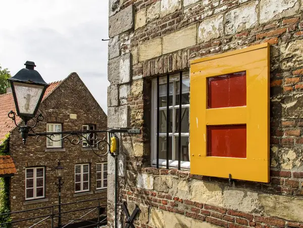 Horizontale Aufnahme eines braunen Gebäudes mit roter und gelber Fensterverkleidung bei Tag — Stockfoto