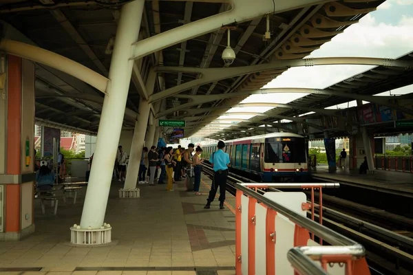 Hermosa foto de gente esperando el tren en la estación —  Fotos de Stock