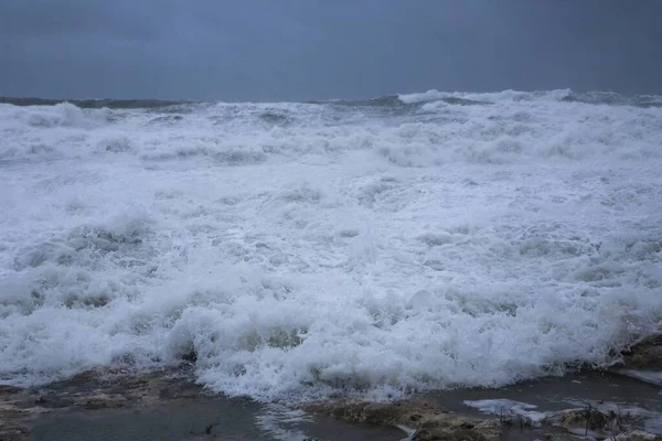波が砕ける,マルタ,地中海 — ストック写真