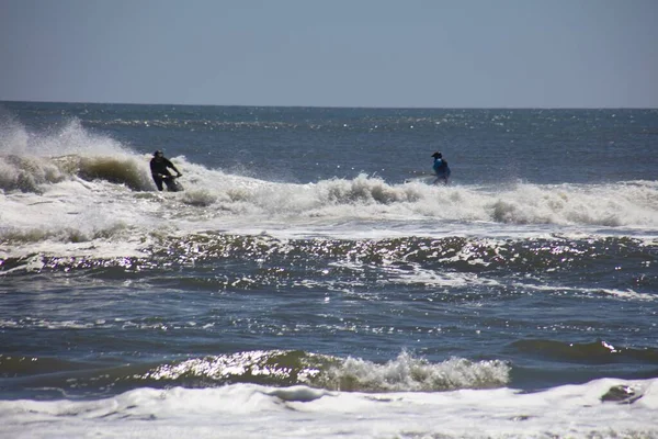 Beau plan de personnes en jet skis sur l'eau pendant la journée — Photo