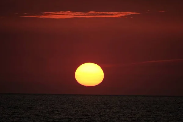 Vacker bild av solen går ner i en röd himmel — Stockfoto