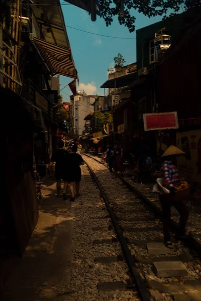 Прогулка по рельсам в Ханое (Вьетнам) ) — стоковое фото