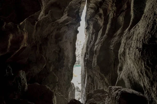 Belo tiro de uma rachadura em uma caverna rochosa no mar — Fotografia de Stock