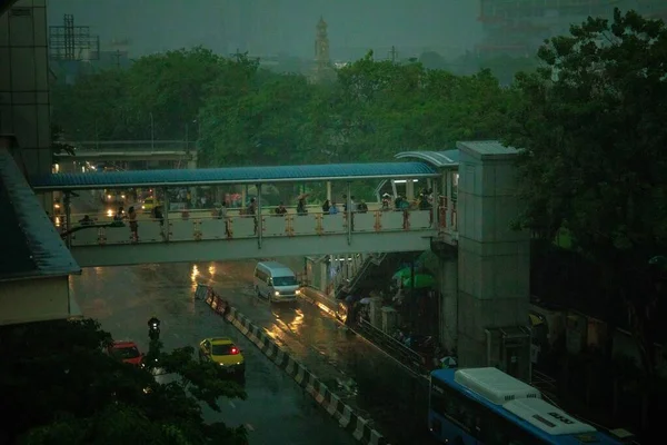 雨の日に橋の上を歩く人々の高い角度のショット — ストック写真