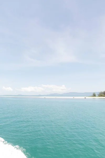 Tiro vertical de um mar abaixo de um céu nublado — Fotografia de Stock