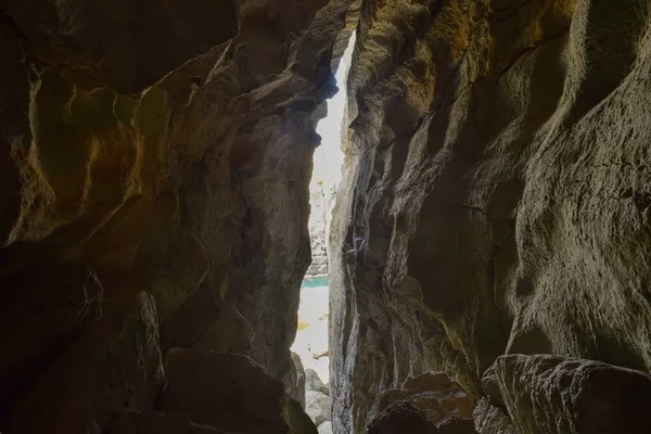 Belo tiro de uma rachadura em uma caverna rochosa no mar — Fotografia de Stock