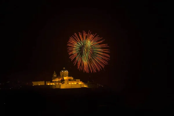 Feuerwerk aus der Luft, Kathedrale von Mdina, Malta — Stockfoto