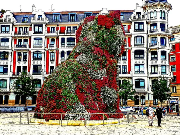 Vízszintes felvétel a bilbaói Guggenheim Múzeum előtti Bilbao kiskutya szoborról — Stock Fotó