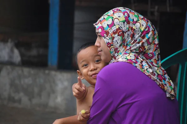 Donna musulmana e bambino — Foto Stock