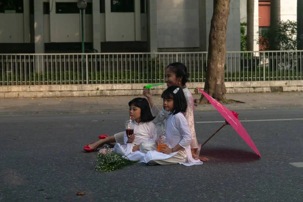 Människor i Hanoi City (Vietnam) — Stockfoto