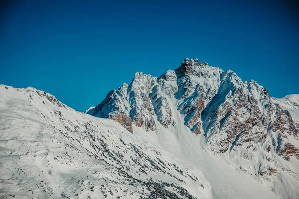 Hermoso paisaje de una montaña marrón cubierta de nieve durante el invierno. Perfecto para papel pintado — Foto de Stock