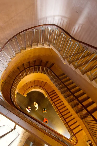 Высокоугольный вертикальный снимок винтовой лестницы внутри здания в Индии — стоковое фото