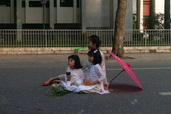 Människor som sitter i Hanoi City under sommaren. — Stockfoto