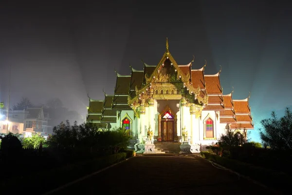Ampla tomada de um templo budista em Bodhgaya, Índia. É construído no estilo do templo tailandês — Fotografia de Stock